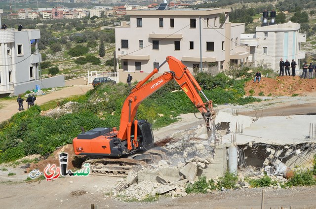 فيديو: قوات كبيرة ومُدججة بالدبابات والصواريخ تهدم اساسات بيت الشيخ غازي عيسى بحجة البناء في ارض المنهال ...